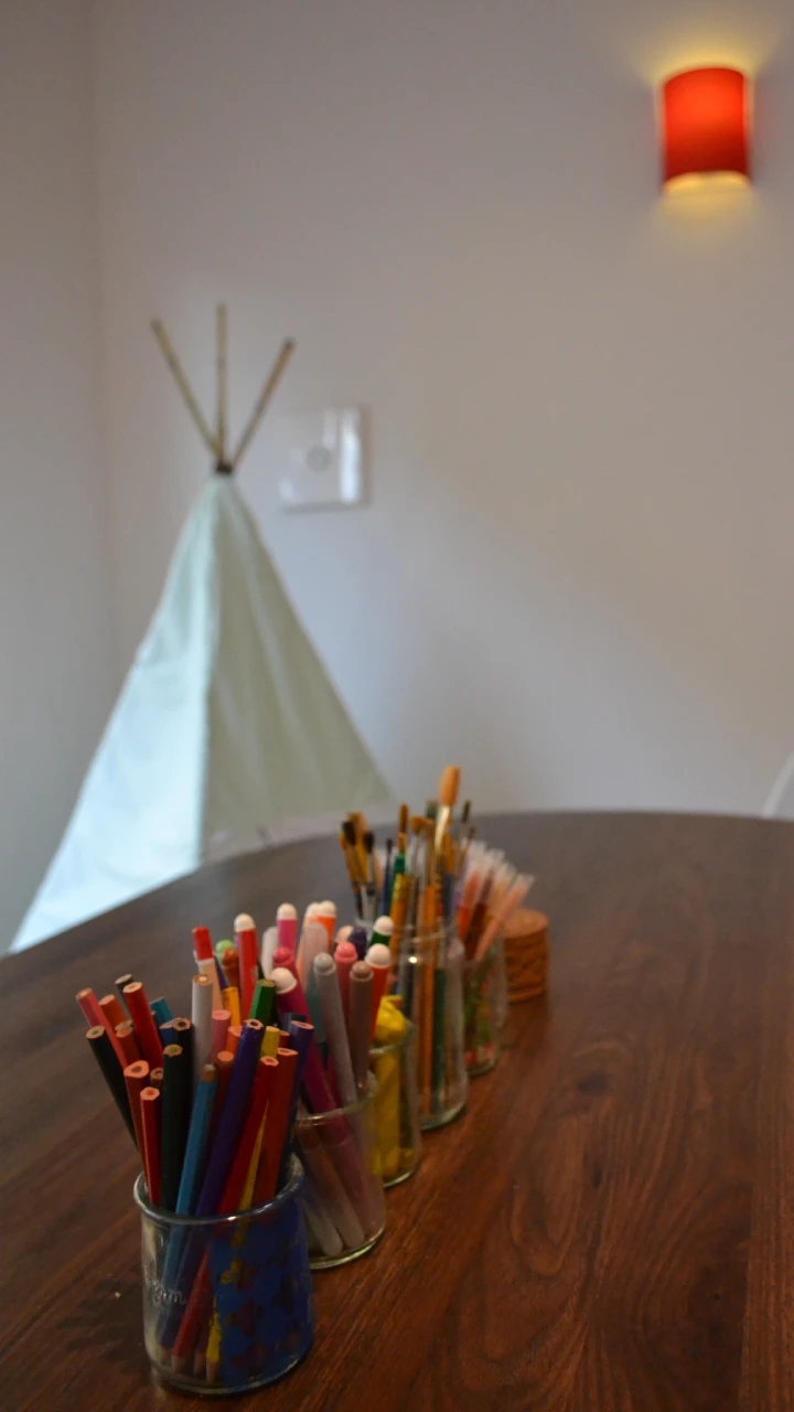 Luella BARLOW, Psychologue Clinicienne<br>Art-Thérapeute à Narbonne, en plan américain