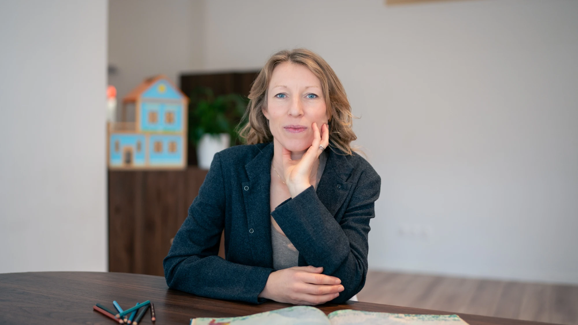 Luella BARLOW, Psychologue Clinicienne Art-Thérapeute à Narbonne, avec un air accueillant